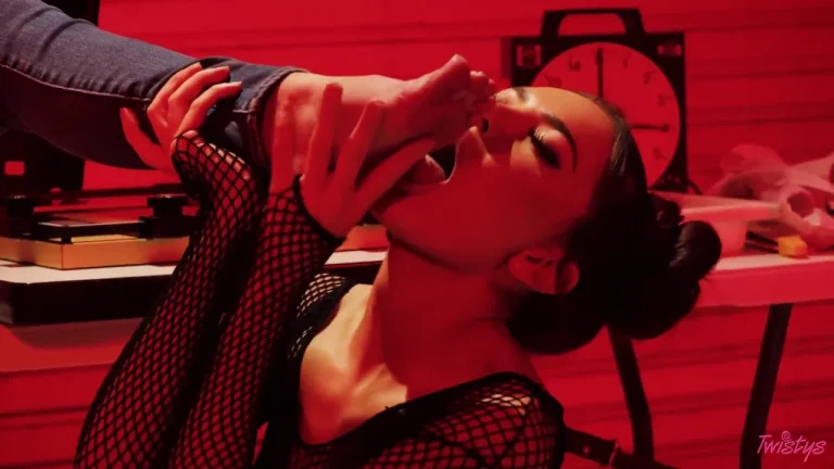 Sabina Rouge, Lilly Bell – Totm – In The Darkroom