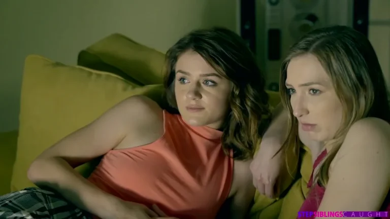Rosalyn Sphinx In Gracie Green & – Scared Out Of Her Pants