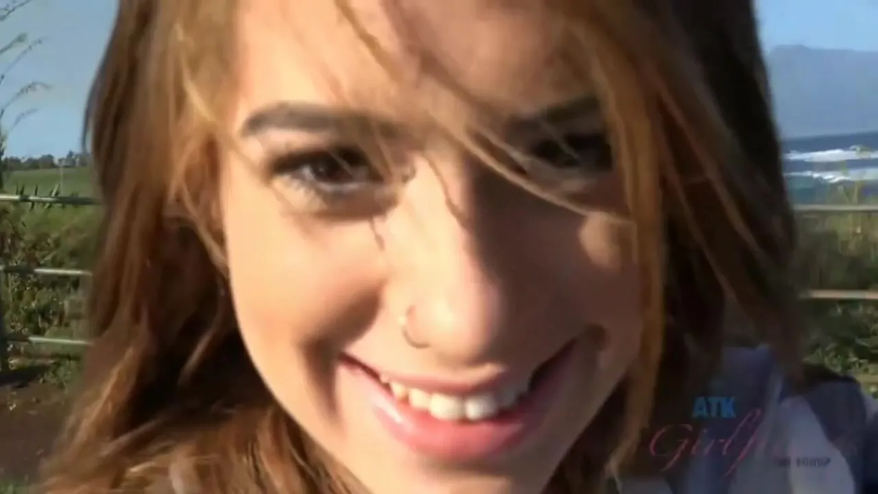 Joseline Kelly – You cant tell what is more beautiful, her ass or whats behind her